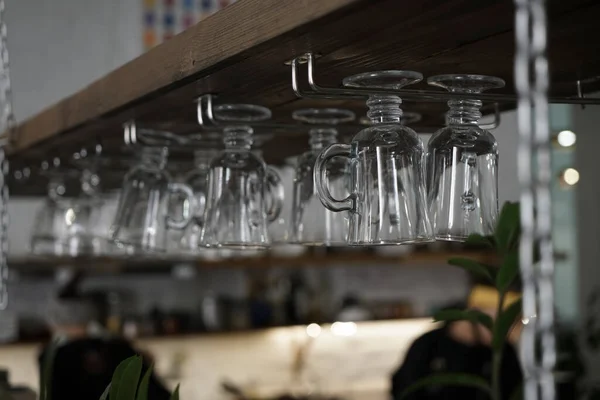 Glazen Voor Glühwein Hangend Boven Een Bar Restaurant Tegen Achtergrond — Stockfoto