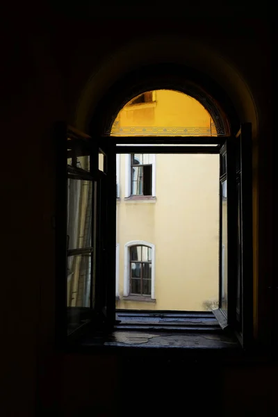 Altes Fenster Aus Holz Offenes Holzfenster Mit Gelbem Glas Sankt — Stockfoto