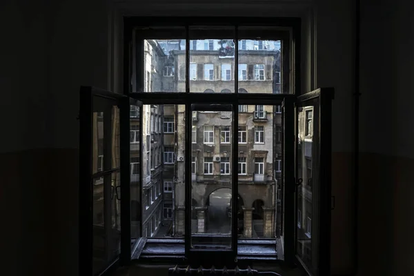 Vue Par Fenêtre Vieille Maison Sur Les Façades Des Bâtiments — Photo