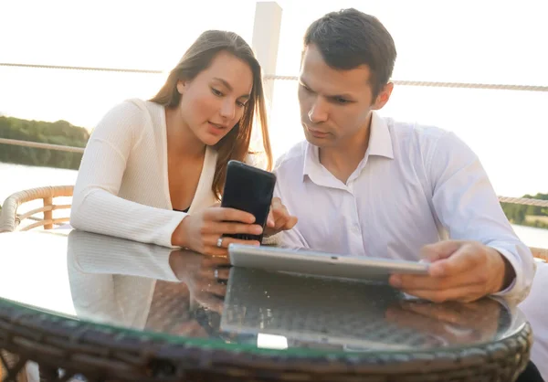 Vrouw Man Zoek Naar Smartphone Zomer Cafe Buitenschot — Stockfoto