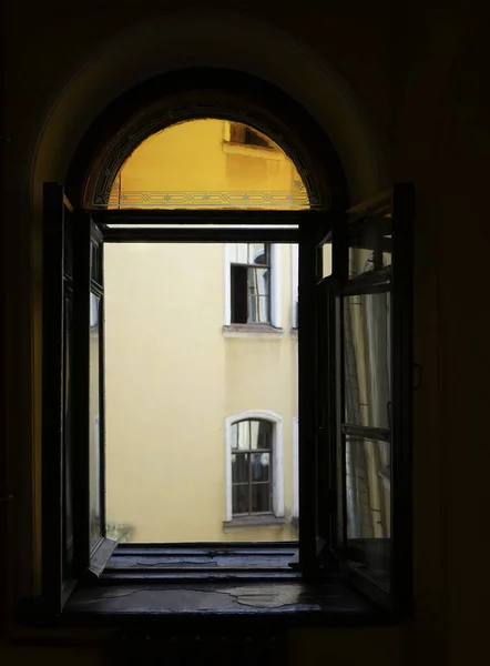 Vieille Fenêtre Bois Fenêtre Bois Ouverte Avec Verre Jaune Saint — Photo