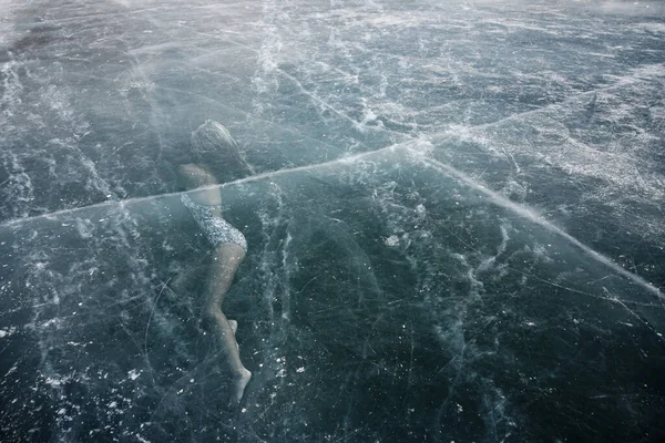 Une Fille Sous Glace Neige Idée Pour Une Fabuleuse Séance — Photo