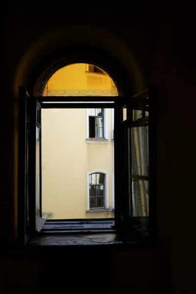 Vieja Ventana Madera Ventana Madera Abierta Con Vidrio Amarillo San —  Fotos de Stock