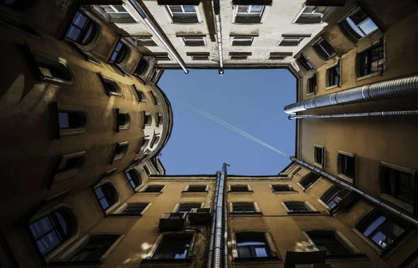 St. Petersburg, Rusya 'da bir kuyunun avlusundan gökyüzünün tipik manzarası.