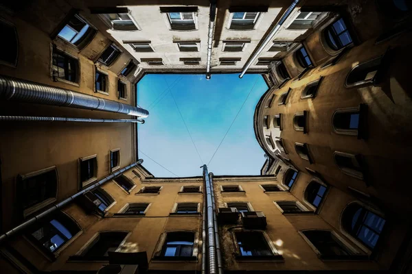 St. Petersburg, Rusya 'da bir kuyunun avlusundan gökyüzünün tipik manzarası.