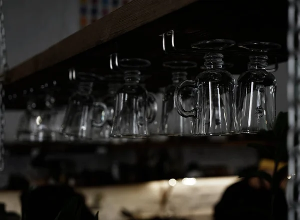 Glazen Voor Glühwein Hangend Boven Een Bar Restaurant Tegen Achtergrond — Stockfoto