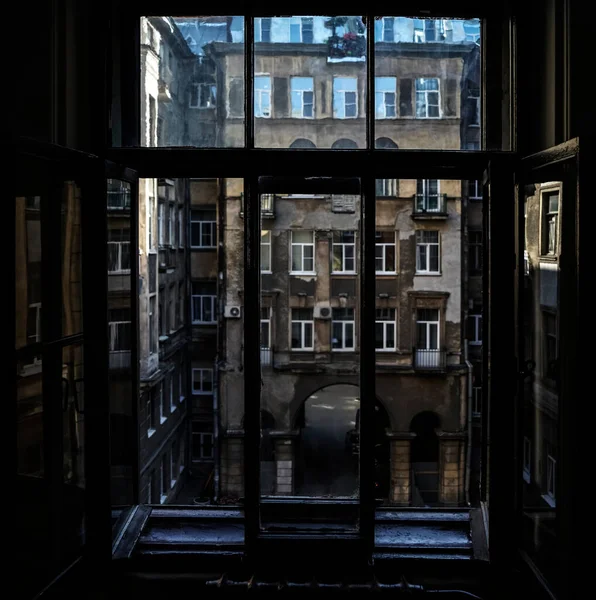 Vue Par Fenêtre Vieille Maison Sur Les Façades Des Bâtiments — Photo