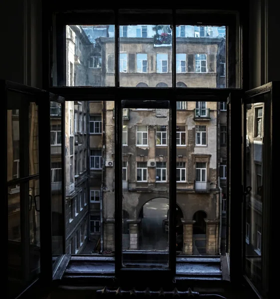 Pohled Okna Starého Domu Fasády Budov Nádvoří Saint Petersburg Rusko — Stock fotografie