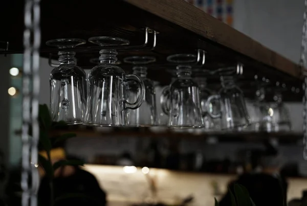 Glazen Voor Glühwein Hangend Boven Een Bar Restaurant Tegen Achtergrond — Stockfoto