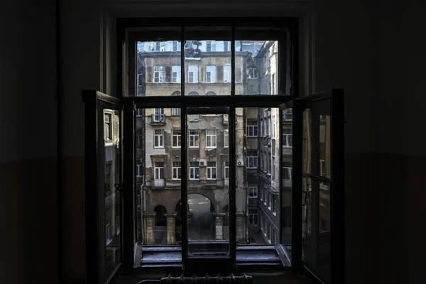 Vue Par Fenêtre Vieille Maison Sur Les Façades Des Bâtiments — Photo