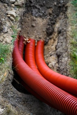 Yerdeki kıvrımlı boruları kapatın.