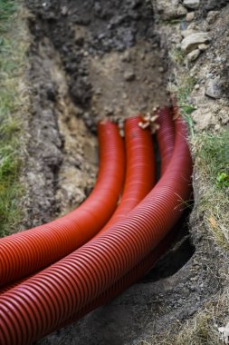 Yerdeki kıvrımlı boruları kapatın.