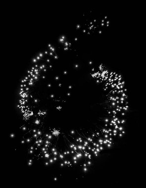 Güçlü bir ateş gösterisi. Siyah arkaplanda parlak kıvılcımlar