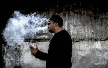 Siyah arka planda sigara içen bir adamın silüeti