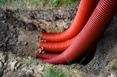 Yerdeki kıvrımlı boruları kapatın.