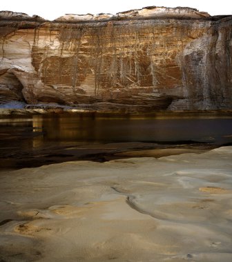Nehirdeki ya da denizdeki akan sudan oluşan kum deseni
