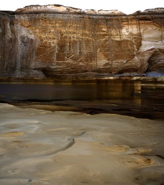 Nehirdeki ya da denizdeki akan sudan oluşan kum deseni