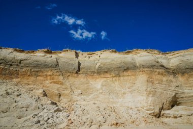 Kum çukuru ve bulutlu mavi gökyüzü. doğa arkaplanı. 