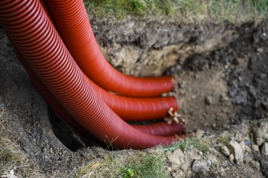 Yerdeki kıvrımlı boruları kapatın.