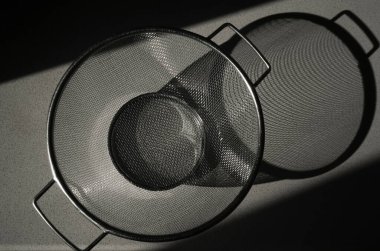 Siyah ve beyaz arkaplanda izole edilmiş metal elek.