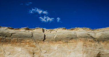 Kum çukuru ve bulutlu mavi gökyüzü. doğa arkaplanı. 
