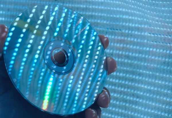 Erkek Elinde Küçük Bir Disk Tutuyor Güneş Işığı Yansıması — Stok fotoğraf