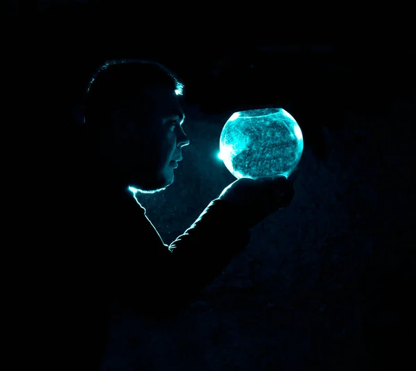 透明水槽を探してる男 バックライト — ストック写真