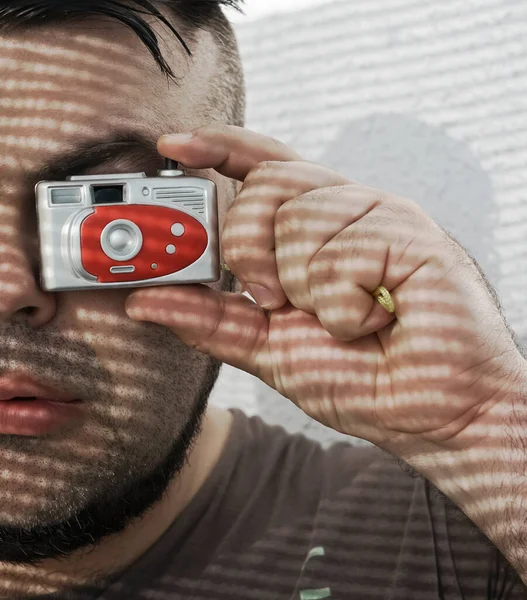 Hombre Mirando Través Una Pequeña Cámara Juguete Luz Sombras Cara —  Fotos de Stock