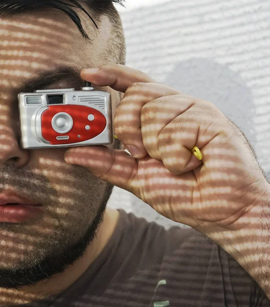 Homem Olhando Através Uma Pequena Câmera Brinquedo Luz Sombras Rosto — Fotografia de Stock