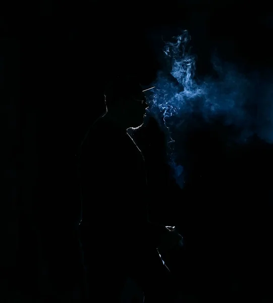 Sylwetka Człowieka Palenie Papierosa Ciemnym Tle — Zdjęcie stockowe