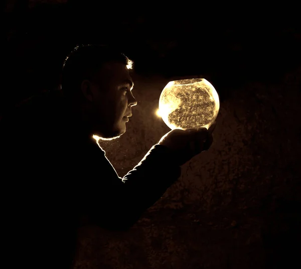 Homem Olhando Aquário Transparente Vazio Luz Fundo — Fotografia de Stock