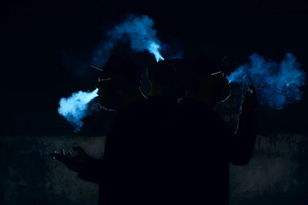 暗い背景でタバコを吸う男のシルエット — ストック写真