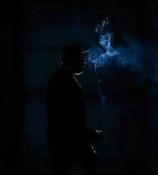 Silhouette Homme Fumant Cigarette Sur Fond Sombre — Photo