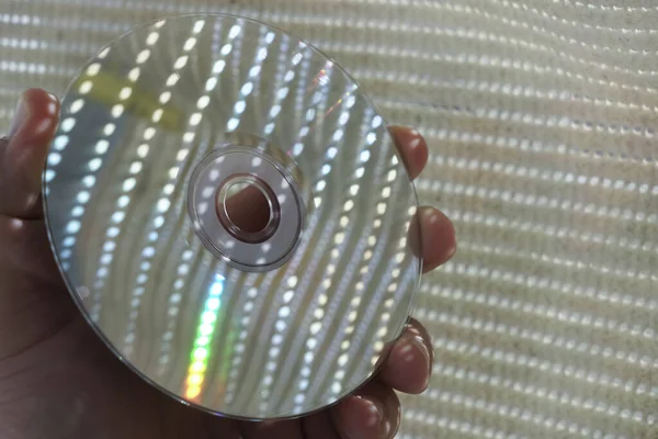 Mano Maschile Possesso Compact Disk Luce Del Sole Riflessione — Foto Stock