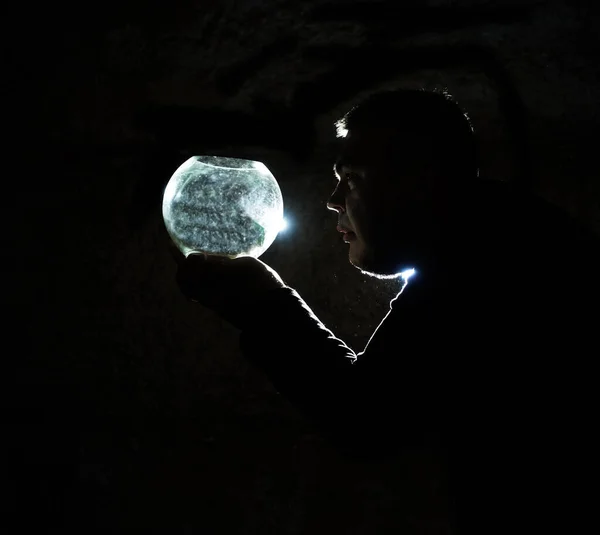 Uomo Che Guarda Acquario Trasparente Vuoto Retroilluminazione — Foto Stock