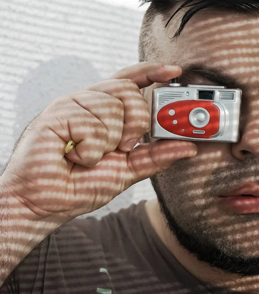 Homem Olhando Através Uma Pequena Câmera Brinquedo Luz Sombras Rosto — Fotografia de Stock