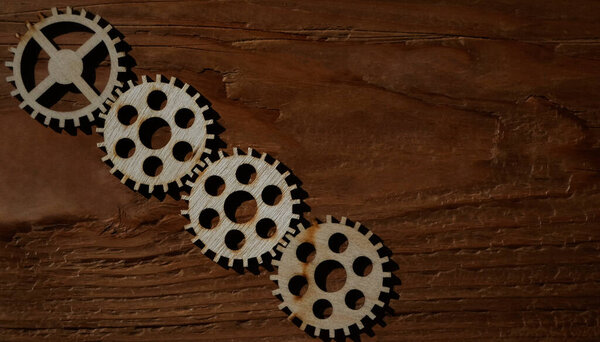 Колеса вращаются вместе на фоне деревянной доски. пустое пространство