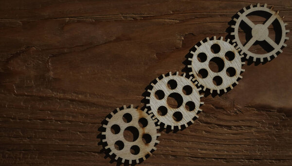 Колеса вращаются вместе на фоне деревянной доски. пустое пространство