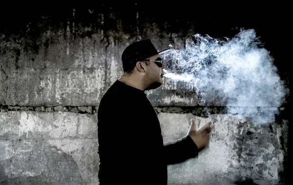 Siyah arka planda sigara içen bir adamın silüeti