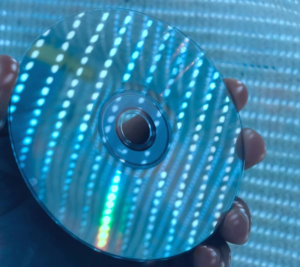 Männliche Hand Hält Eine Compact Disk Sonnenlicht Und Reflexion — Stockfoto