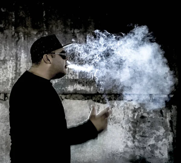 黒地にタバコを吸う男のシルエット — ストック写真