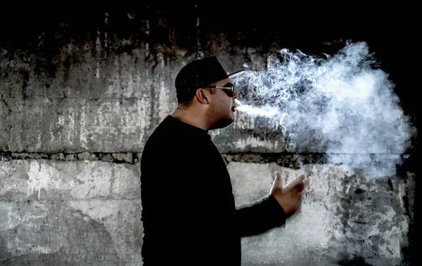 Siyah arka planda sigara içen bir adamın silüeti