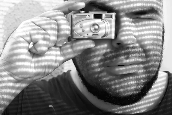 Man Tittar Genom Liten Leksakskamera Ljus Och Skuggor Ansiktet — Stockfoto