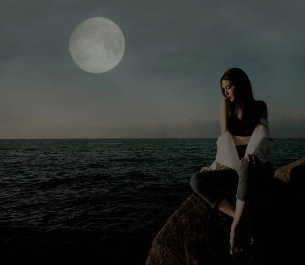 Portret Młodej Kobiety Kamieniach Pobliżu Morza Piękna Dziewczyna Odpoczywa Wybrzeżu — Zdjęcie stockowe