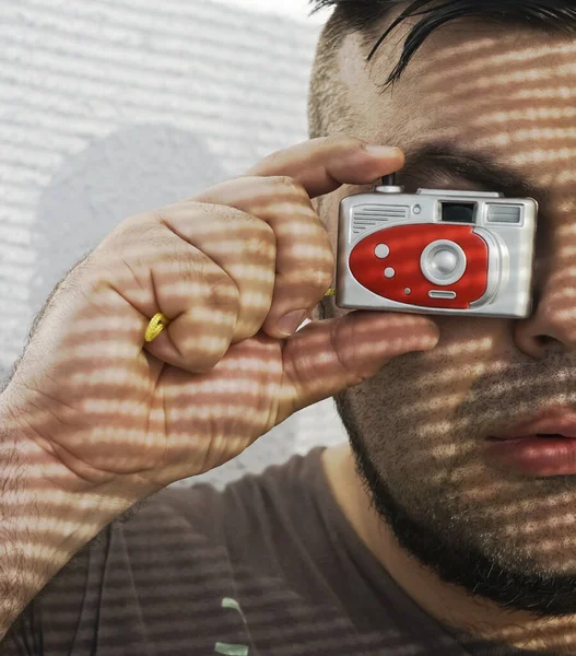 Homem Olhando Através Uma Pequena Câmera Brinquedo Luz Sombras Rosto — Fotografia de Stock