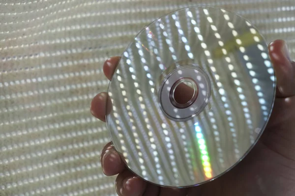 Erkek Elinde Küçük Bir Disk Tutuyor Güneş Işığı Yansıması — Stok fotoğraf