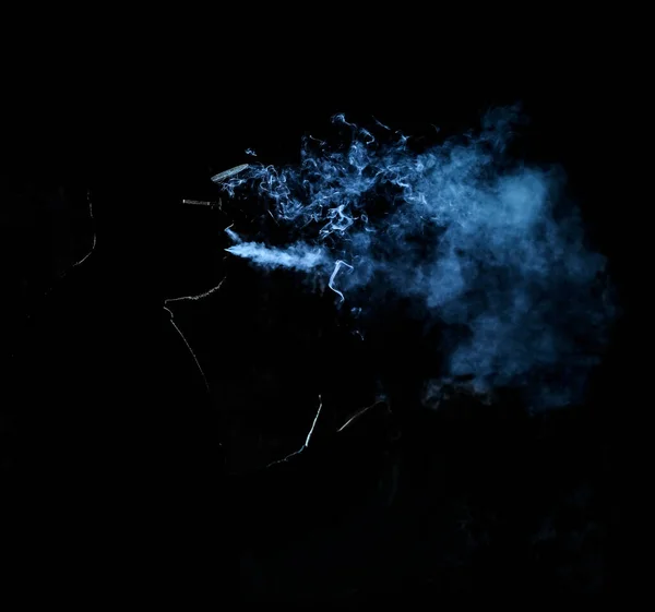 Silueta Muže Kouření Cigarety Černém Pozadí — Stock fotografie