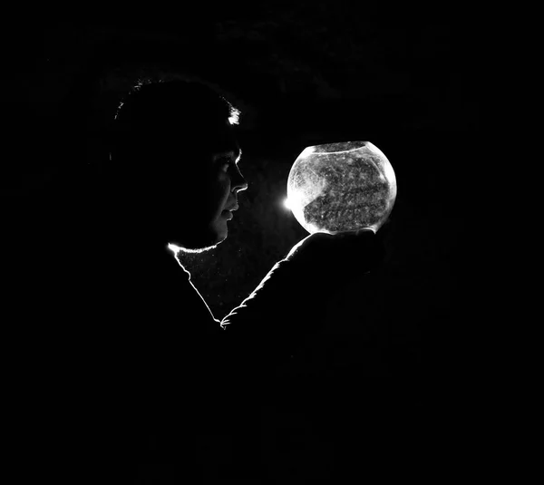 Hombre Mirando Acuario Transparente Vacío Retroiluminación — Foto de Stock
