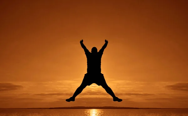 Silueta Negra Uno Solo Hombre Saltando Playa Con Vista Océano — Foto de Stock