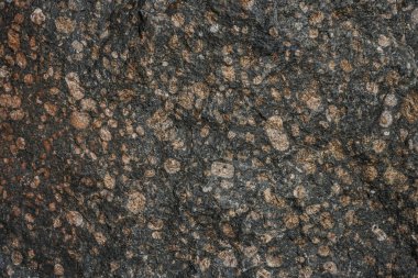 Kahverengi desenli kaya blokları. Maden kayalıkları engebeli yüzey. Sert kireçtaşı taş ocağı arka planı. Ağır grunge doğal duvar zeminine zarar vermiş. Tasarım için antik ortaçağ mermeri ön cephesi 